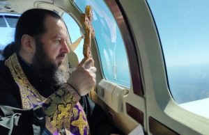 Епископ облетел Молдову на самолете с двумя иконами