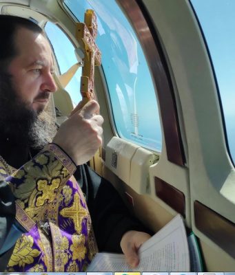 Епископ облетел Молдову на самолете с двумя иконами