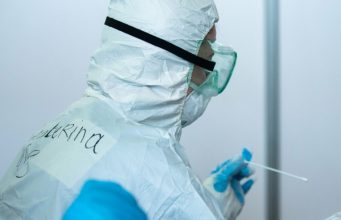 Докатимся ли до 5000? Новые данные по коронавирусу коронавирус, врач, комбинезон