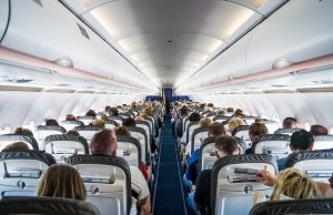 Вводятся новые правила путешествия в Великобританию, Германию и Ирландию самолет