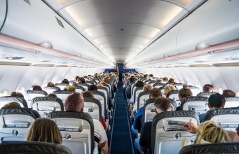 Вводятся новые правила путешествия в Великобританию, Германию и Ирландию самолет