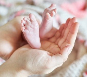 Молодых мам с коронавирусом не разделяют с младенцами