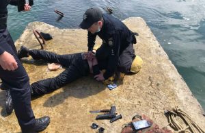 Танкер «под молдавским флагом», затонувший на одесском пляже, притягивает неадекватов