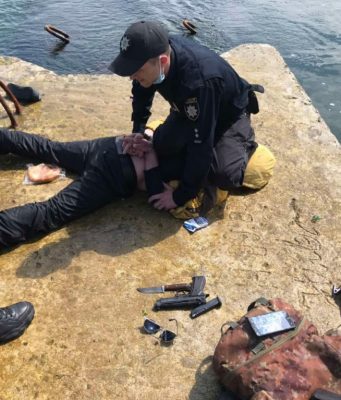 Танкер «под молдавским флагом», затонувший на одесском пляже, притягивает неадекватов