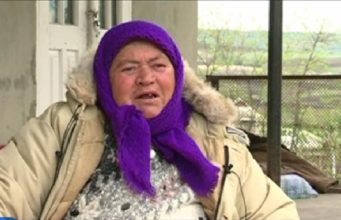 Страшная действительность: парализованная женщина сама ведёт хозяйство