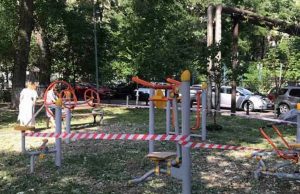 В Кишиневе срывают оградительные ленты на игровых площадках