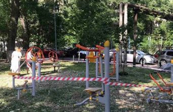 В Кишиневе срывают оградительные ленты на игровых площадках