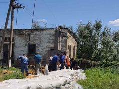 Спасатели продолжают укреплять защитные дамбы на Пруту