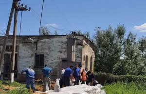 Спасатели продолжают укреплять защитные дамбы на Пруту