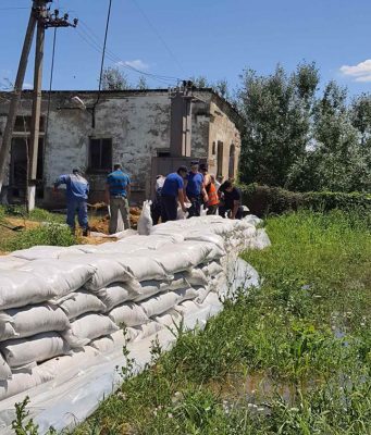 Спасатели продолжают укреплять защитные дамбы на Пруту