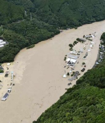 Наводнение в Японии: прибыли 10 тысяч военных