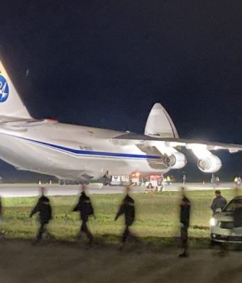 Своих не бросаем: Россия передала странам-партнерам 400 тыс тестов на COVID-19