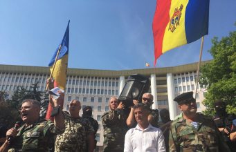 ПротестующиеВетераны заблокировали движение на проспекте Штефана чел Маре