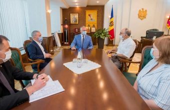 Додон провел встречу с представителями армянской и азербайджанской общин