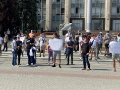 Артисты устроили протест у здания правительства