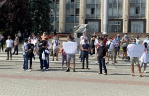 Артисты устроили протест у здания правительства