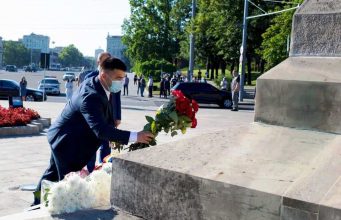 Цветы к памятнику Штефану Великому от молодежного движения „Воевод”