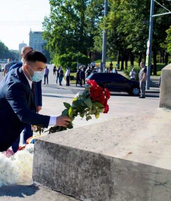 Цветы к памятнику Штефану Великому от молодежного движения “Воевод”