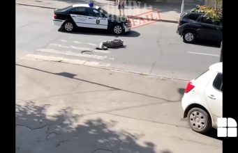 Полицейская машина объехала мужчину, лежавшего посреди дороги