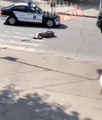 Полицейская машина объехала мужчину, лежавшего посреди дороги