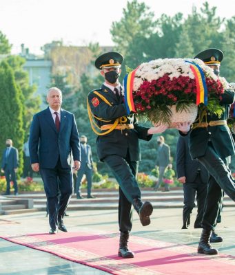 Президент возложил цветы к Вечному огню в Кишиневе в честь годовщины окончания Ясско-Кишиневской операции