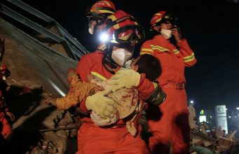 В Китае рухнул отель – двое погибли, ищут десятерых