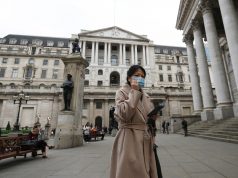 Коронавирус в мире: Франция вводит маски на работе, британцы впадают в депрессию