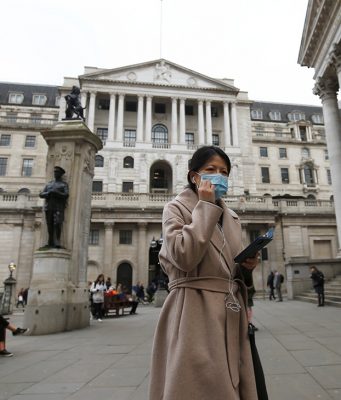 Коронавирус в мире: Франция вводит маски на работе, британцы впадают в депрессию