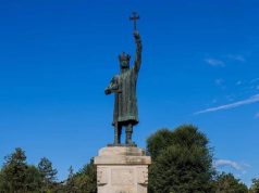 ДИПЛОМАТЫ ПОСОЛЬСТВА РОССИИ ВОЗЛОЖИЛИ ЦВЕТЫ К ПАМЯТНИКУ ШТЕФАНУ ВЕЛИКОМУ ПО СЛУЧАЮ ДНЯ НЕЗАВИСИМОСТИ МОЛДАВИИ