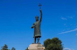 ДИПЛОМАТЫ ПОСОЛЬСТВА РОССИИ ВОЗЛОЖИЛИ ЦВЕТЫ К ПАМЯТНИКУ ШТЕФАНУ ВЕЛИКОМУ ПО СЛУЧАЮ ДНЯ НЕЗАВИСИМОСТИ МОЛДАВИИ