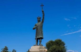 ДИПЛОМАТЫ ПОСОЛЬСТВА РОССИИ ВОЗЛОЖИЛИ ЦВЕТЫ К ПАМЯТНИКУ ШТЕФАНУ ВЕЛИКОМУ ПО СЛУЧАЮ ДНЯ НЕЗАВИСИМОСТИ МОЛДАВИИ