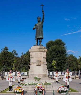 ДИПЛОМАТЫ ПОСОЛЬСТВА РОССИИ ВОЗЛОЖИЛИ ЦВЕТЫ К ПАМЯТНИКУ ШТЕФАНУ ВЕЛИКОМУ ПО СЛУЧАЮ ДНЯ НЕЗАВИСИМОСТИ МОЛДАВИИ