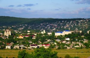 В Хынчештах люди спасают дома от наводнения