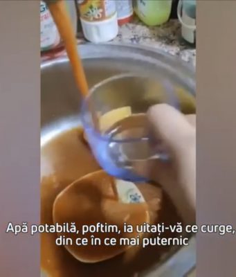 У жителей Ватры уже 5 лет из кранов течет вода с ржавчиной