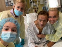 Алексей Навальный выложил первое фото после выхода из комы