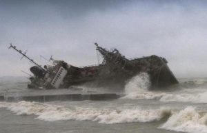 Затонувшее судно под флагом РМ убрали с одесского пляжа