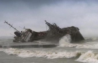 Затонувшее судно под флагом РМ убрали с одесского пляжа