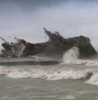 Затонувшее судно под флагом РМ убрали с одесского пляжа