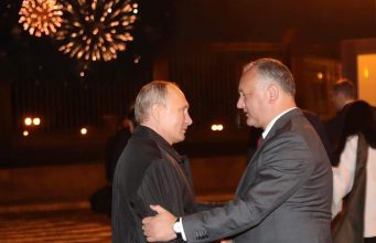 ТАСС: Путин пожелал Додону успеха на предстоящих президентских выборах