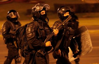 В Белоруссии найдены тайники протестующих со средствами нападения омон