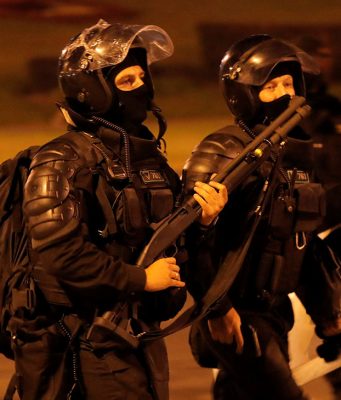 В Белоруссии найдены тайники протестующих со средствами нападения омон