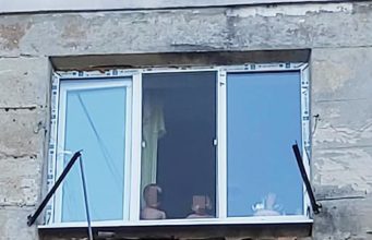 В Кишиневе карабинеры и спасатели не дали детям упасть с третьего этажа