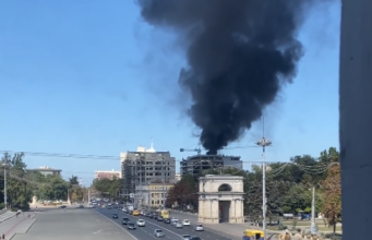 В Кишиневе в двух местах валят клубы черного дыма