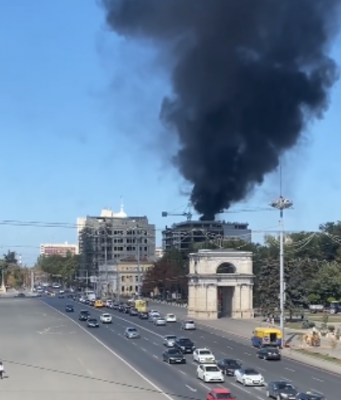 В Кишиневе в двух местах валят клубы черного дыма