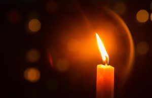 За минувшие сутки скончались писатель Крапивин, актеры Клюев и Печерникова свеча