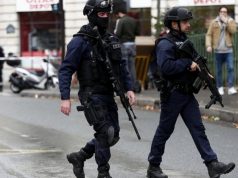 Теракт в Париже: мужчина ранил двоих людей тесаком