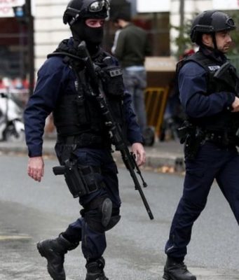 Теракт в Париже: мужчина ранил двоих людей тесаком
