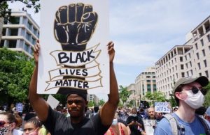 В США снова начались погромы из-за гибели двух афроамериканцев