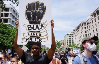 В США снова начались погромы из-за гибели двух афроамериканцев