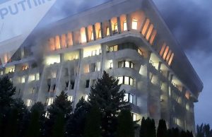Протестующие против власти в Бишкеке заняли здание правительства Киргизии
